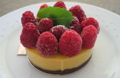 Gâteau crispy à la mousse de mangue et aux framboises