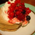 Meringues Pavlova aux Fruits Rouges, Pavlovas with mixed red berries