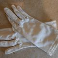 A1342 : Gants tissus blancs 50's