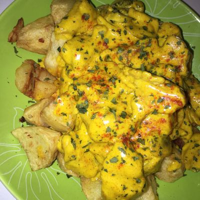 Pomme de terre frite, escalope de poulet champignon à la crème