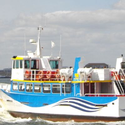 Le bateau assurant la liaison Port-Louis - Lorient / Ar vag a ra an treizh etre Porzh-Loeiz hag an Oriant