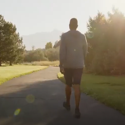 Marcher 7 000 pas par jour : découvre ce que dit la science sur Veedz