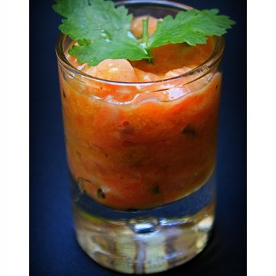 "Tartare de saumon frais à la gelée d'orange et ciselée de coriandre"