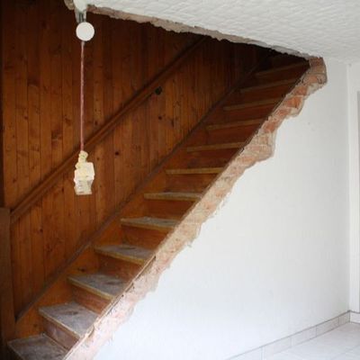 depuis le hall du bas, vue sur l'escalier qui va