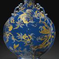 Importante gourde en porcelaine à fond bleu à décor en or et argent, Dynastie Qing, époque Qianlong (1736-1795)