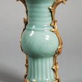 Vase en porcelaine céladon à col évasé et anneau médian dans une monture en bronze ciselé. Époque XVIIIe siècle