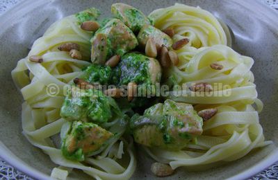 Tagliatelles au saumon, pesto d'épinards et pignons de pin