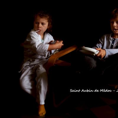 Une wii, un kimono, un pyjama, 2 sucettes...