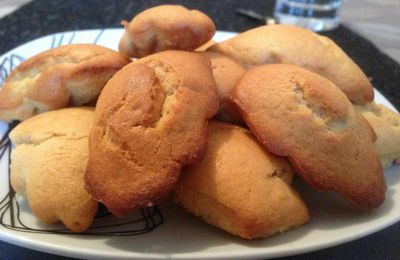 Mini-madeleines au beurre de cacahuète.