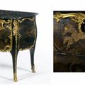 Élégante Commode de forme galbée en laque noir et or imitant le laque de Chine. Attribuée à Jean Desforges, Epoque Louis XV. 