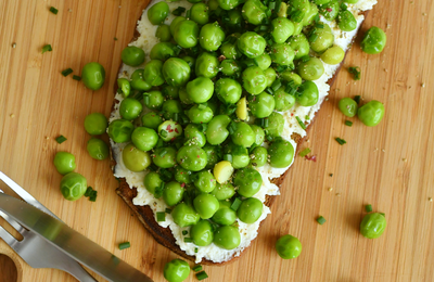 PETITS POiS SUR TARTiNE DE RiCOTTA À L'AiL CONFiT