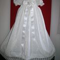 Robe longue de bapteme  " fleur de lune " en voile brodé blanc entierement doublée taille 9/12 mois 