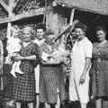 Maman dans les bras de son arrière grand-mère Irma (à gauche), mémé Odette, ses deux grand-mères et  sa tante...