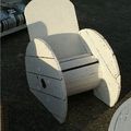 un fauteuil fait avec une bobine de fil