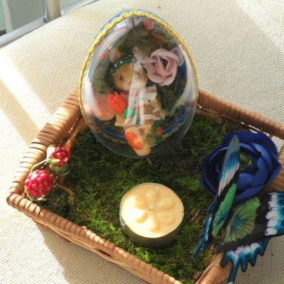 petit panier de paques avec mousse, bougie et