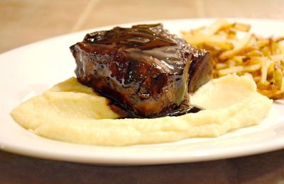 Côtelette d’Agneau à la Glace de Balsamique et Ail Rôti, Purée de Chou Fleur et Pommes de Terre Allumettes.