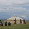 One day in Mongolia - On monte une yourte