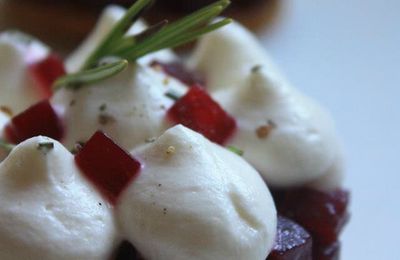 SABLE PARMESAN - BETTERAVE ET CREME MONTEE CHEVRE-ROMARIN