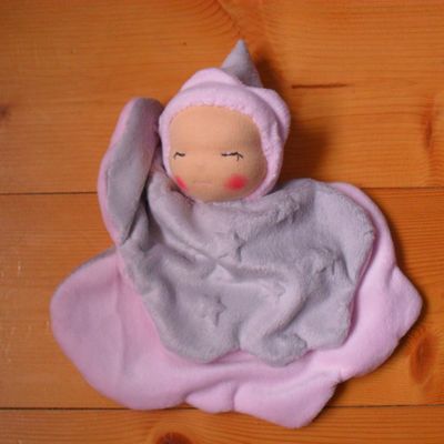 celle qui fait un cadeau à une petite reine...