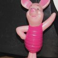 Figurine Porcinet Salue - Winnie & cie - 