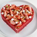 Coeur à la pistache, gelée de fraises et bavaroise à la vanille