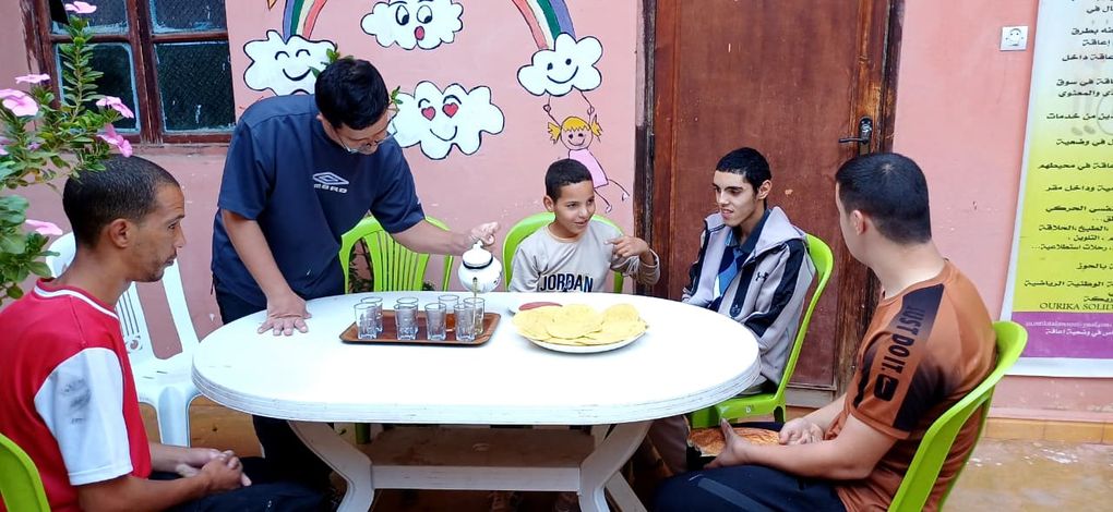 Une petite équipe de pâtissiers fait des baghrir بغرير au temps d'accueil ce lundi à O.T.