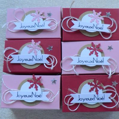 Marque-places de Noël : petites boîtes pour cadeau d'assiette