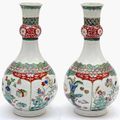 Paire de vases  globulaires à "tête d'ail" en porcelaine à décor de la Famille verte. Chine, Kangxi (1162-1722)