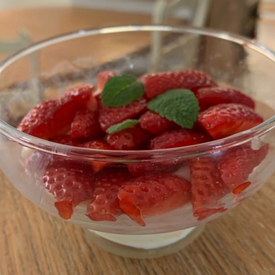 La salade de fraises fleur d’oranger et crème légère de la cousine Pauline