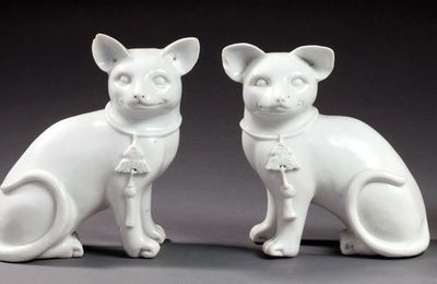 Paire de figurines représentant deux chats emaillés blanc assis. Période Jiaqing (1796-1820).