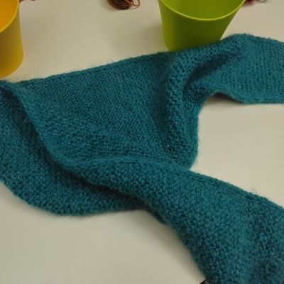 Echarpe et bonhomme de neige de Martine, echarpe en cours et petits lutins de Carole, apprentissage du crochet tunisien pour Corinne, Christine, Sarah et Catherine