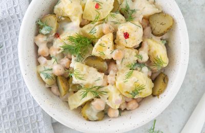 Salade de pommes de terre, cornichons, pois chiches & sauce au yaourt #vegan #glutenfree