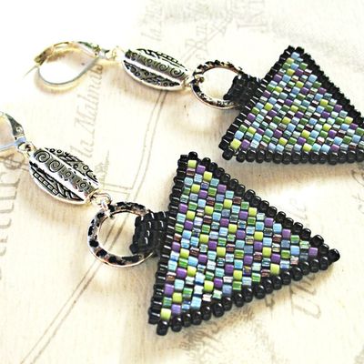 Petits triangles tissés peyotte.