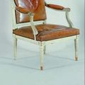 Fauteuil en bois laqué mouluré et sculpté, dossier plat carré, pieds cannelés Epoque Louis XVI