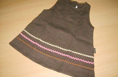 Robe brune avec broderies: beige,rose et brun dans le bas  "P'tit Filou" taille: 74, 5 euros