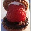 Une framboise coiffée d’un béret macaron tout chocolat…