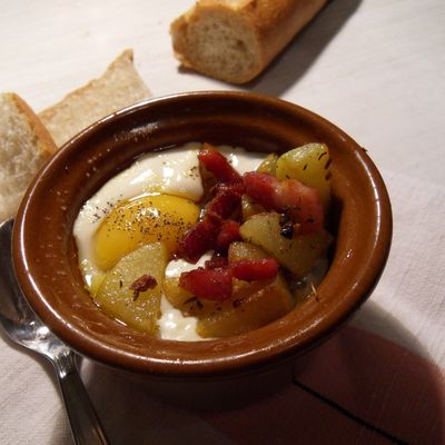 Oeuf cocotte aux pommes de terre rissolées et petits lardons