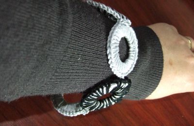 bracelet en noir et gris