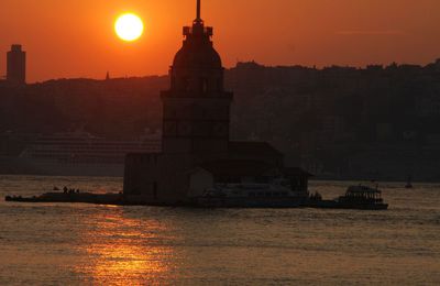 TOUR DE LEANDRE, AU COUCHER DE SOLEIL