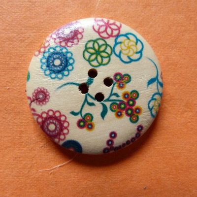 Bouton en bois peint