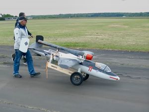 Le Heinkel HE-162, avec une motorisation à pulsoréacteur.