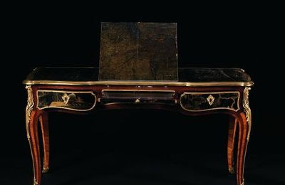 Bureau plat à pupitre. Par Jean-Pierre Latz (vers 1692 -1754). Paris, époque Louis XV, vers 1750