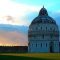 Coucher de soleil sur la place des Miracles à Pise ( Italie )