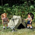 Le camping ; devant et derrière la scène