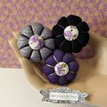 ♥ LILIBET ♥ Grande broche en tissu noir et violet aux 3 fleurs sakura