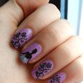 Nail art reine des fleurs noir sur vernis lilas - princesse et jolies roses
