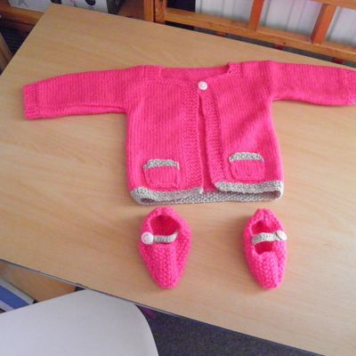 Gilet et chaussons rose 3/6 mois (15 euros)