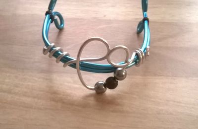 Bracelet coeur turquoise / blanc perles noires et grise