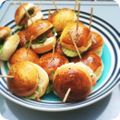 Petits buns au concombre, roquette et saumon fumé, sauce citronnée