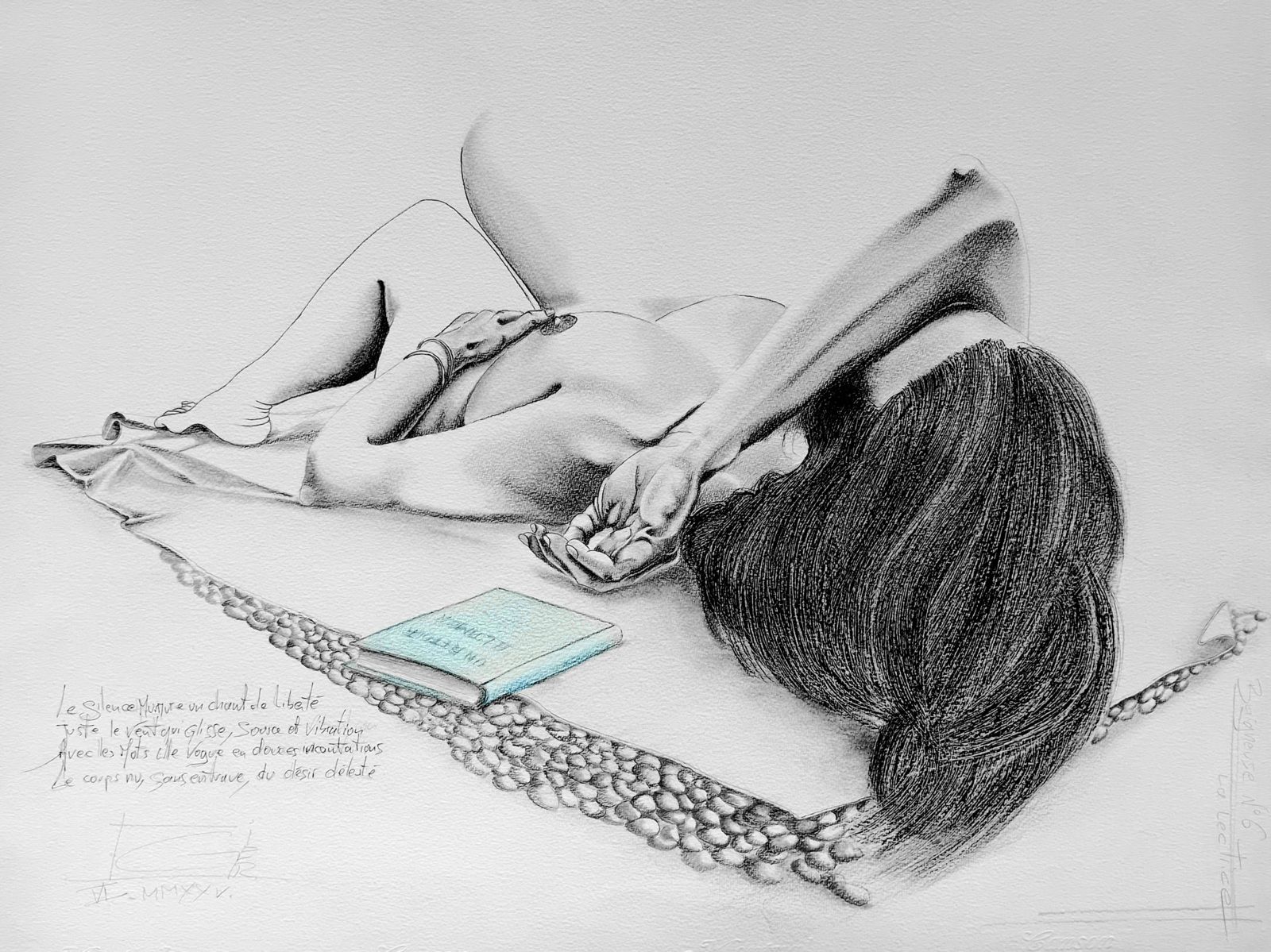 Dessin. Noir et blanc. Crayon, pierre noire et fusain sur papier.  Femme nue allongée sur des galets, un livre posé à côté d'elle. Elle se protègedu soleil d'un revers de la main. Poème de Corto d’Aubelaire. 
